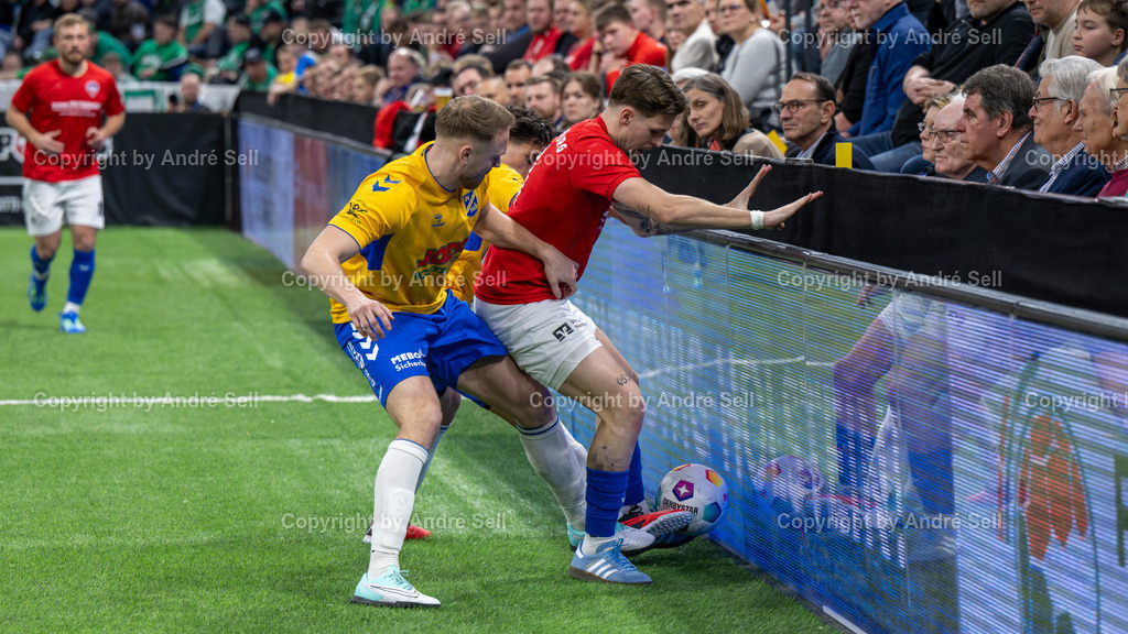 SHFV Lotto Masters 2024 | 20240113_8859, 13.01.2024, SHFV Lotto Masters 2024, Halbfinale 1, SV Todesfelde (gelb) vs. TSB Flensburg (blau), Dustin Thiel (Todesfelde #4) / Paul Fröhlich (TSB #7) - Realisiert mit Pictrs.com