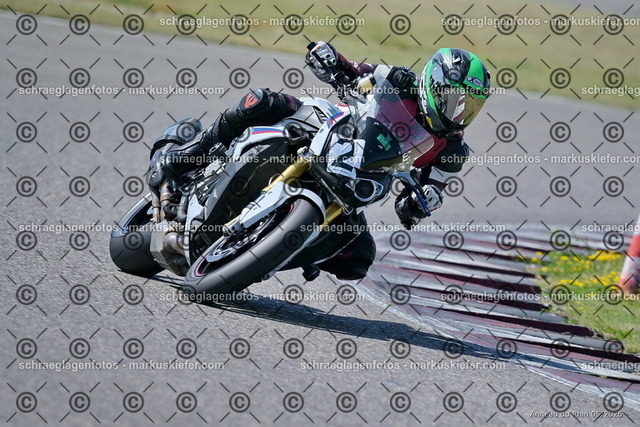 26BT02-1006 | markuskiefer.com - Realisiert mit Pictrs.com