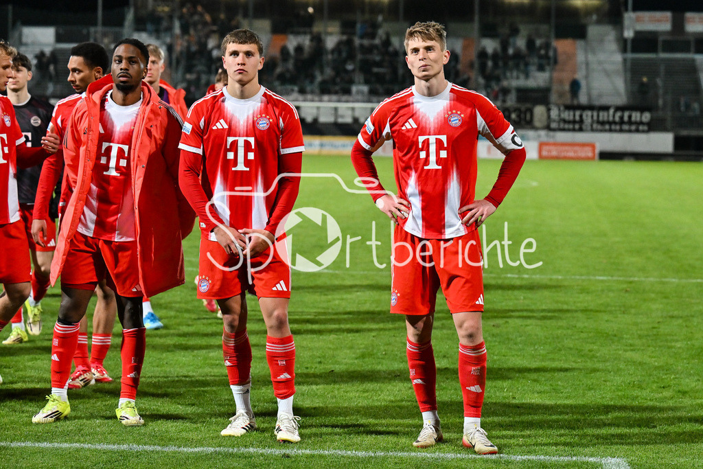 SV Wacker Burghausen - FC Bayern Amateure | BURGHAUSEN, GERMANY - 01. APRIL: die Spieler der kleinen Bayern bedanken sich bei den Fans nach dem Match zwischen dem SV Wacker Burghausen und den Amateuren des FC Bayern München am 26. Spieltag der Regionalliga Bayern im Flatbuy Stadion / Michael SCOTT (FC Bayern München II 11), Robert Edward Jr. DEZIEL (FC Bayern München II 5), Anton HEINZ (FC Bayern München II 9)