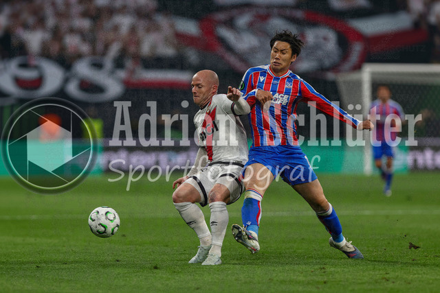 27.05.2026, EUR, Fussball, Herren, Conference League Finale, Saison 2025/2026, Crytsal Palace F.C. - Rayo Vallecano de Madrid | Isi Palazon (Rayo Vallecano, #7) und Daichi Kamada (Crystal Palace, 18) im Kampf um den Ball