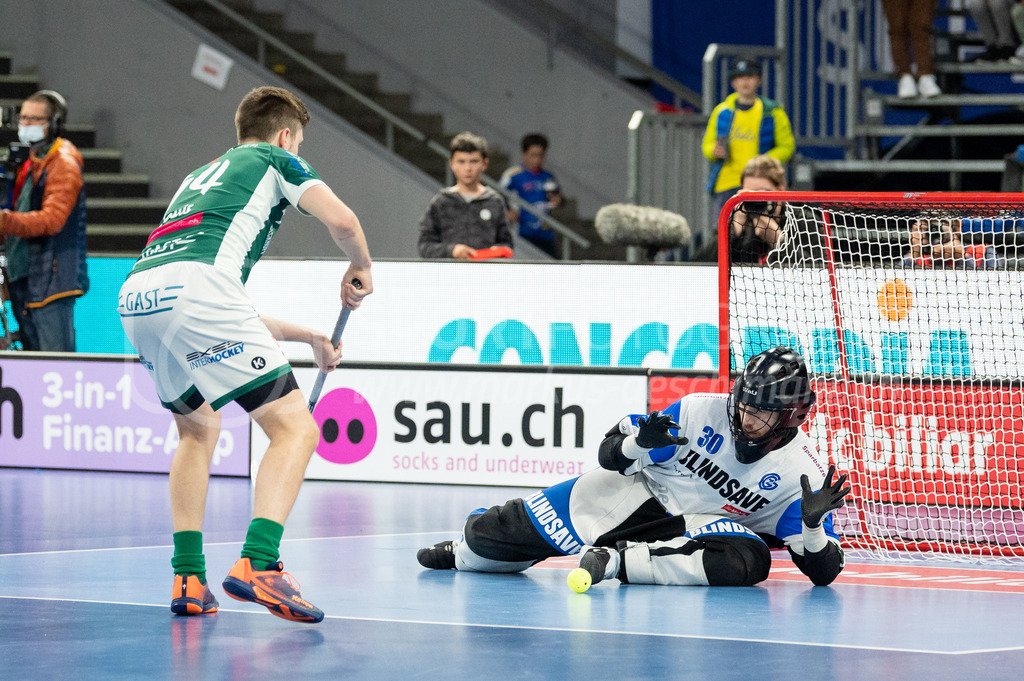SV Wiler-Ersigen vs GC Unihockey - 23. April 2022 | SV Wiler-Ersigen vs GC Unihockey
Stimo Arena, Kloten
#94 Marco Louis (SV Wiler-Ersigen) vergibt einen Penalty gegen #30 Torhüter Pascal Meier (GC Unihockey).
Bild: Sportfotografie Markus Aeschimann | www.markus-aeschimann.ch - Realisiert mit Pictrs.com