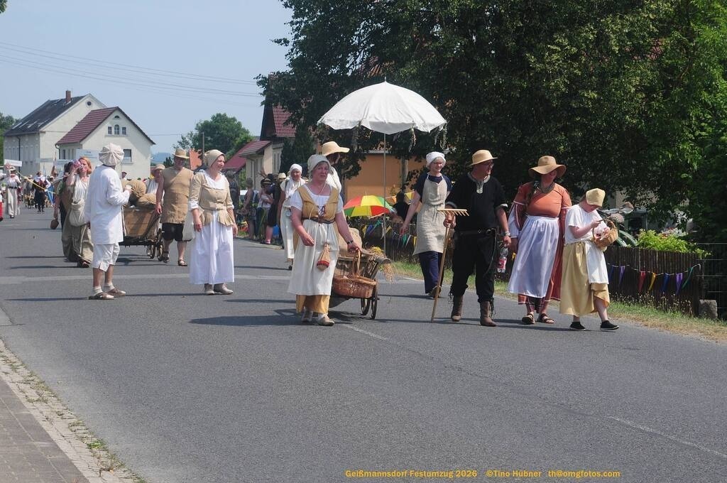 Geißmannsdorf-2026-Festumzug-070 | Festumzug in Geißmannsdorf bei Bischofswerda im Juni 2026. Fotografische Eindrücke und Momentaufnahmen vom Festumzug anläßlich des 800-jährigen Bestehens von Geißmannsdorf - mit Teilnehmern und Gästen, Strohpuppen und geschmückten Vorgärten und Grundstücken - Realisiert mit Pictrs.com