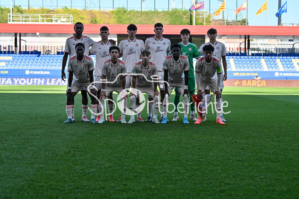 FC Barcelona U19 - FC Bayern München U19 | Das Team der FC Bayern U19 vor der Partie in Barcelona / Mannschaftsfoto / Teamfoto / UEFA Youth League: FC Barcelona U19 - FC Bayern München U19, Estadi Johan Cruyff am am 23.10.2024