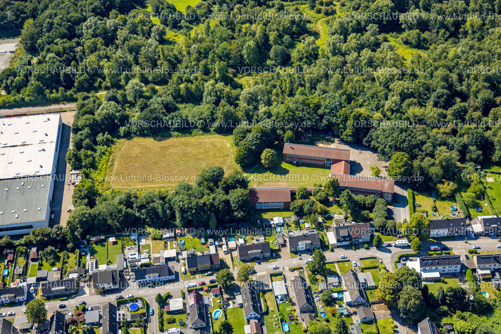 Gladbeck250800535 | Luftbild, Wilhelmschule und Wiesenfläche, Gärten mit Swimmingpools Agnesstraße, Ellinghorst, Gladbeck, Ruhrgebiet, Nordrhein-Westfalen, Deutschland