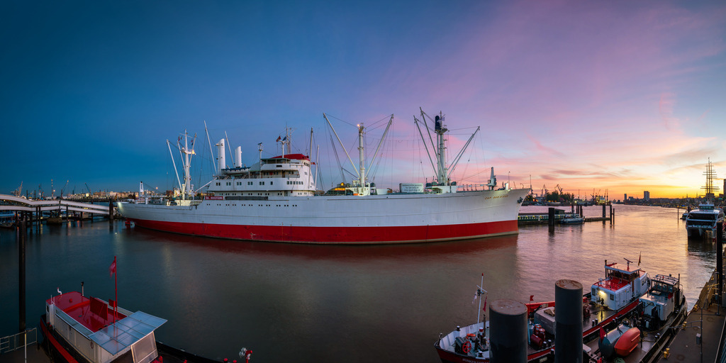 hamburger hafen cap san diego panorama bei sonnenuntergang bild auf leinwand acrylglas | Kaufen Sie Hamburg Bilder und Hamburg Fotos auf Leinwand, Acrylglas, Alu-Dibond, oder als Poster in Hamburgs großer Onlinegalerie. Elbphilharmonie Bilder, Hamburger Hafen, Speicherstadt, Alster und viel mehr.