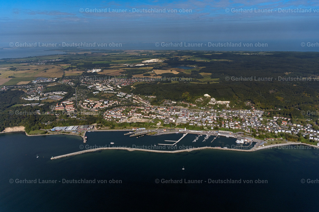 4061354 | SASSNITZ 08.09.2021 Hafenanlagen des Stadthafen Sassnitz an der Meeres- Küste der Ostsee in Sassnitz im Bundesland Mecklenburg-Vorpommern. // Port facilities on the seashore of the Baltic Sea in Sassnitz in the state Mecklenburg - Western Pomerania. Foto: Gerhard Launer