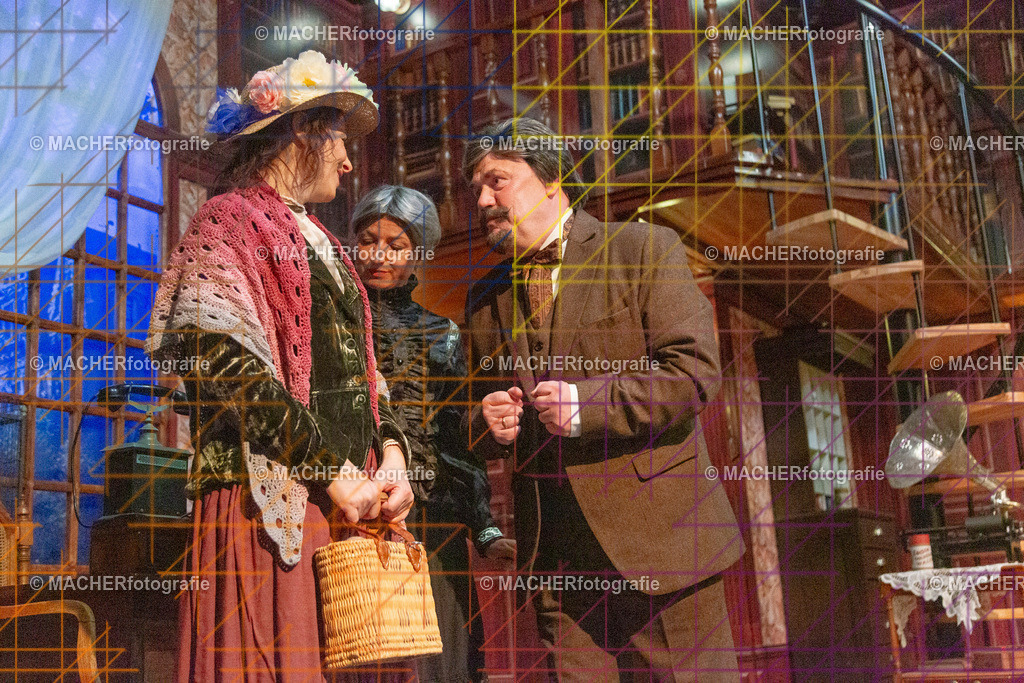 113_MFL-2025 | Portraitbilder von Regisseur; Darsteller; Techniker; Maske; Kostüme; Chor; Musiker; Bilderserie der Generalprobe und der Premierenvorstellung, Szenenbilder; Ausdrucksstudien; Bühnenüberblick; Bühnenkulissen; Pressefotos inkl. Redaktionsfoto Darstellergruppe.