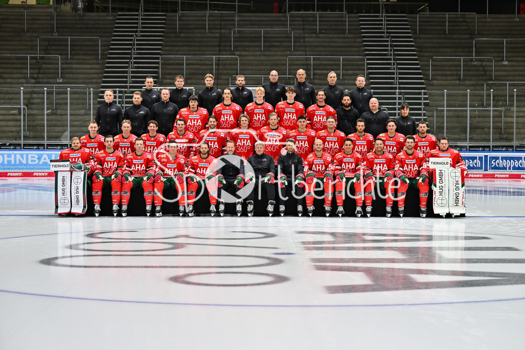 Augsburger Panther 2025/26 | Mannschaftsfoto der Augsburger Panther der Saison 2025/26 Vordere Reihe von links:Michael Garteig, Thomas Schemitsch, Cody Kunyk, T.J. Trevelyan, Anthony Louis, Assistenztrainer Thomas Dolak, Cheftrainer Bill Peters, Torwarttrainer Dennis Endras, Maximilian Renner, Ryan Button, Madison Bowey, Alexandre Grenier, Peyton Jones Zweite Reihe von links:Moritz Elias, Florian Elias, Kyle Mayhew, D.J. Busdeker, Joseph Cramarossa, Tim Wohlgemuth, Moritz Wirth, Fabrizio Pilu, Alexander Blank, Riley Damiani, Enrico Henriquez, Luco Tosto Dritte Reihe von links:Teammanager Markus Keller, Athletiktrainer Adrian Schelenz, Skills &amp; Video Coach Mika Wendell, Lasse Dietzschold, Christian Hanke, Sebastian Zwickl, Liron Pellizzari, Leon van der Linde, Betreuer Myles Holloway, Betreuer Marco Nachrichter, Zahnärztin Dr. Roswitha Merk Obere Reihe von links:Physiotherapeut Oliver Rönsch, Physiotherapeut Sebastian Lindermayr, Physiotherapeut Samuel Sepp, Physiotherapeut Ferdinand Merckx, Physiotherapeut Alexander Ablaß, Sportmediziner Dr. Jens-Ulrich Otto, Sportmediziner Dr. Karsten Bogner, Allgemeinmediziner Dr. Karl Golczyk / Media Day Augsburger Panther: Curt-Frenzel Stadion am 06.08.2025