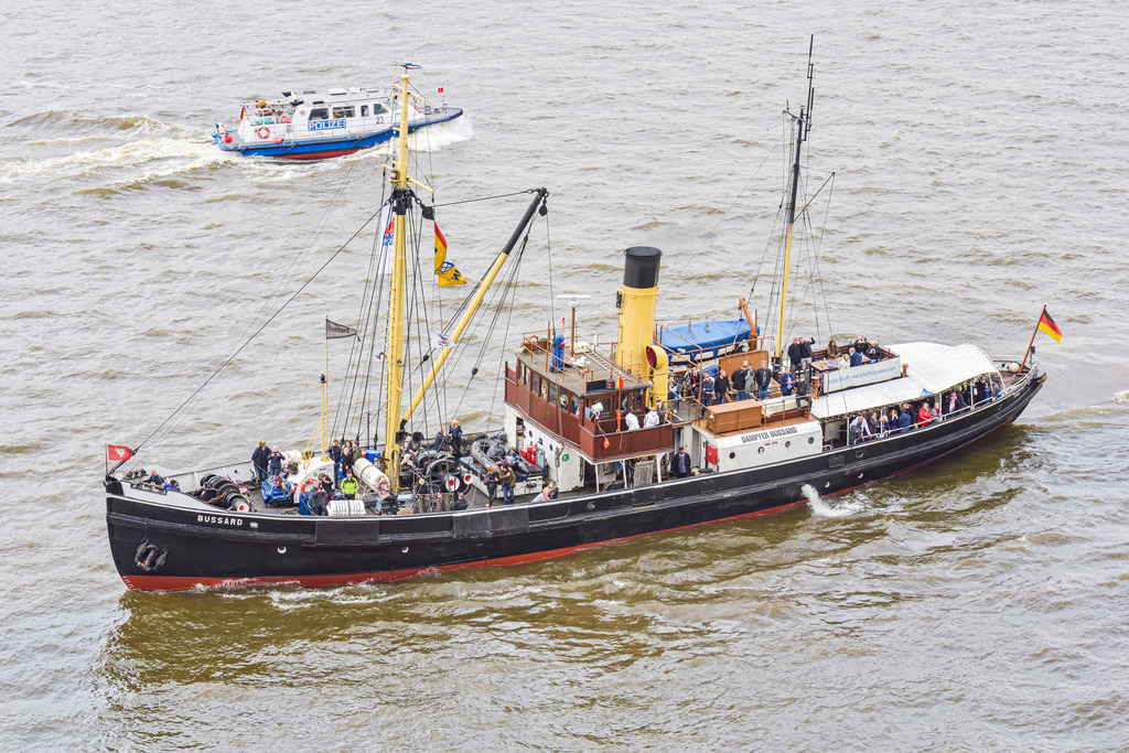 Dampfer Bussard | Auf dem Hamburger Hafengeburtstag als Traditionsschiff zu Gast, der Dampfer Bussard. Dieses Museumsschiff wurde bis 1979 als Tonnenleger in der Kieler Bucht eingesetzt, es hat eine Länge von knapp 41 Metern und wurde im Jahr 1906 gebaut. - Realisiert mit Pictrs.com