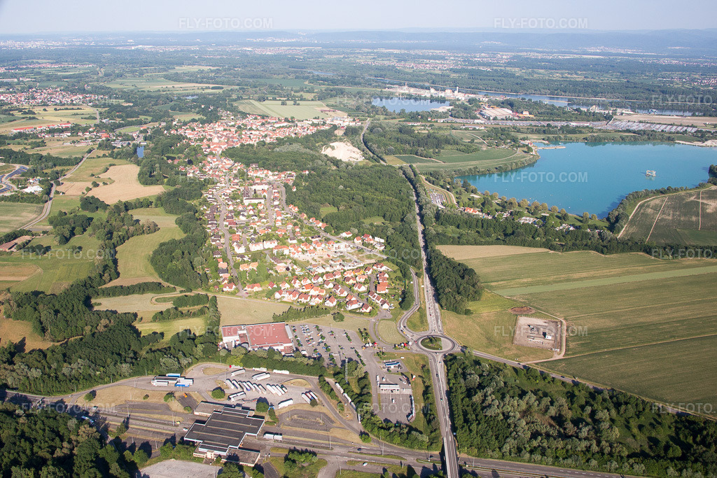 Aerial view: View of the town in Lauterbourg in the state Bas-Rhin, France. – Photo: IMG_080159.jpg taken on 06/05/2015 by Werner Riehm/FLY-FOTO.com – Resolution of the original: 4978 x 3319 px