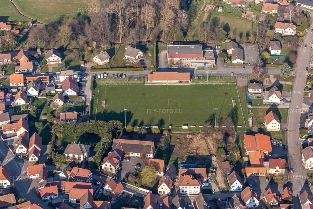 Vue aérienne: Terrain de football à Riedseltz dans le département Bas Rhin, France. Photo: IMG_130953.jpg prise le 22/03/2022 par Werner Riehm/FLY-FOTO.euRésolution de l'original: 5472 x 3648 px