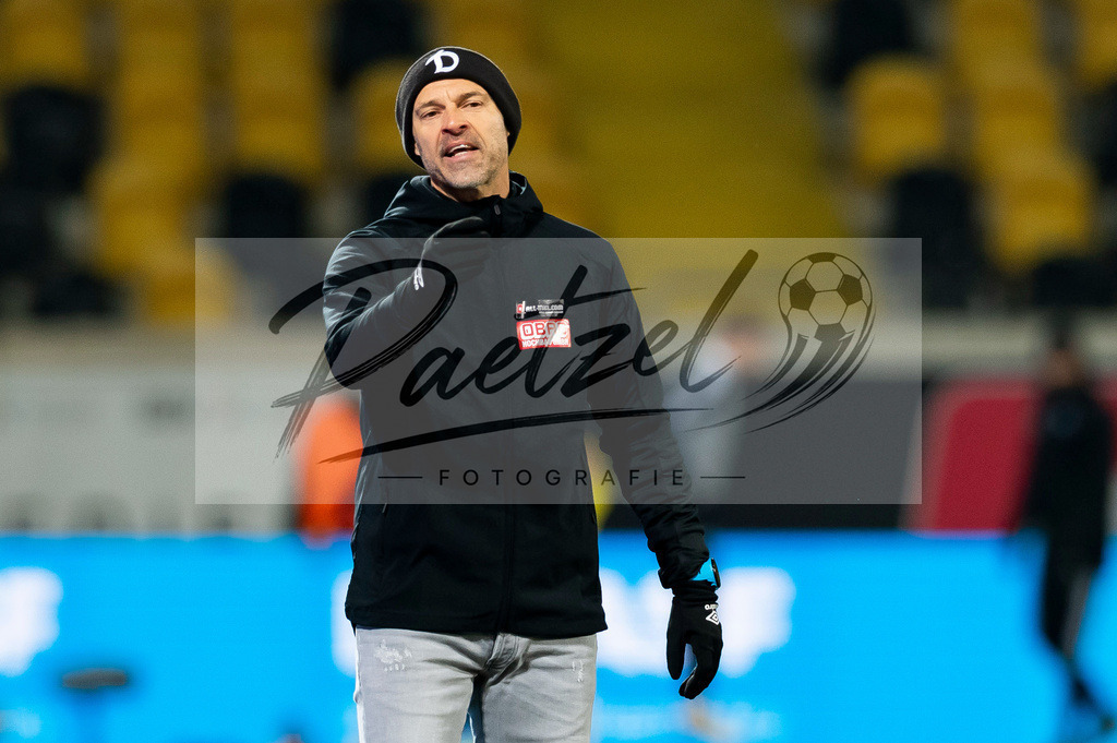 SGDHSV20220114_053 | Fussball, Herren: Trainer Alexander Schmidt (SG Dynamo Dresden) gestikuliert, Gestik bei dem Spiel der 2. Bundesliga zwischen SG Dynamo Dresden und Hamburger SV im Rudolf-Harbig-Stadion am 14.01.2022 in Dresden, Deutschland.DFB / DFL REGULATIONS PROHIBIT ANY USE OF PHOTOGRAPHS AS IMAGE SEQUENCES AND/OR QUASI-VIDEO. - Realisiert mit Pictrs.com