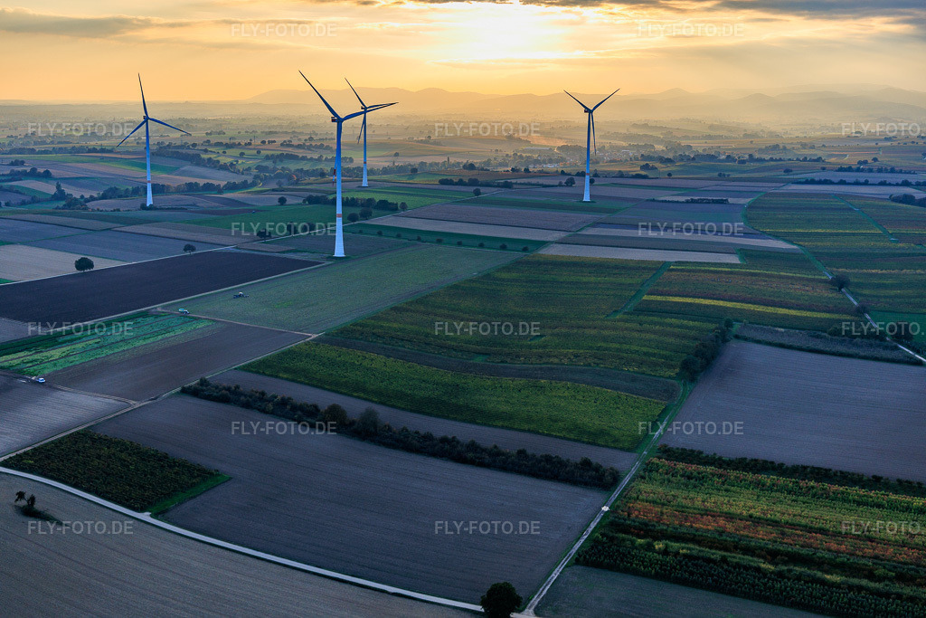 Luftbild: Windpark Freckenfeld im Abendlicht von Westen in Freckenfeld im Bundesland Rheinland-Pfalz in Deutschland. Foto: IMG_150212.jpg vom 11.10.2025 durch Werner Riehm/FLY-FOTO.deKununu