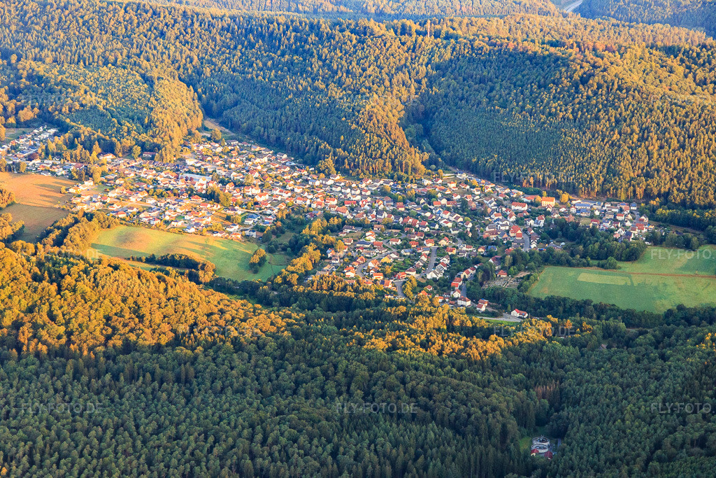 Luftbild: Ortsansicht im Pfälzerwald am Morgen aus Südosten in Ruppertsweiler im Bundesland Rheinland-Pfalz in Deutschland. Foto: IMG_109683.jpg vom 06.08.2018 durch Werner Riehm/FLY-FOTO.de