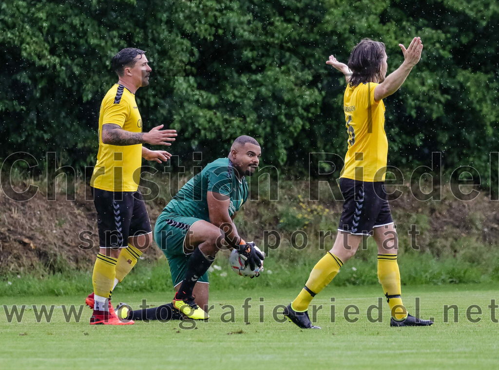 2023-07-29_063_FC_Finsing_gegen_SC_Kirchasch | Finsing, Deutschland, 29.07.2023:
Fußball, Kreisliga 2023 / 2024, 1. Spieltag, FC Finsing gegen SC Kirchasch, Endergebnis: 0:2

Alexander Mrowczynski (SC Kirchasch, #23), Torwart Sven Kouame (SC Kirchasch, #1), Bastian Bönisch (SC Kirchasch, #16)

Foto: Christian Riedel / fotografie-riedel.net