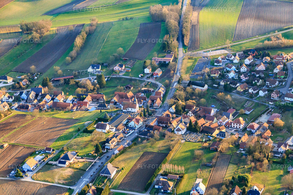 Luftbild: zwei Kirchen in der Dorfmitte aus Norden in Wintzenbach im Bundesland Bas-Rhin in Frankreich. – Foto: IMG_086034.jpg vom 06.02.2016 durch Werner Riehm/FLY-FOTO.de – Auflösung des Originals: 5472 x 3648 px