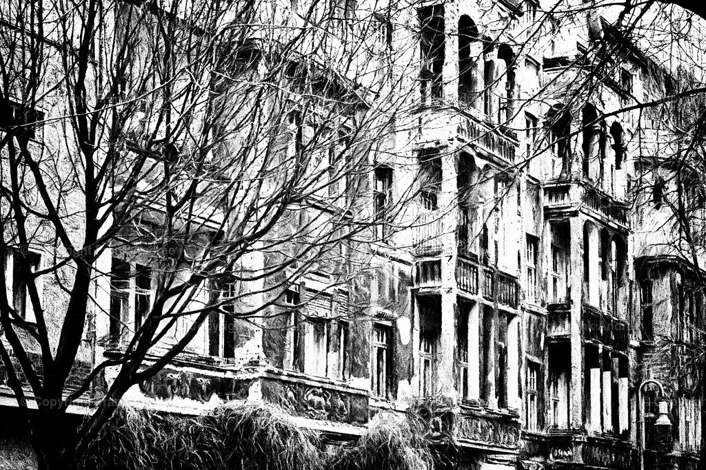 Unsanierte Hausfassade Berlin Prenzlauer Berg | Eine unsanierte Hausfassade in Berlin Prenzlauer Berg. Impressionistische Straßenfotografie in schwarz weiß. - Realisiert mit Pictrs.com