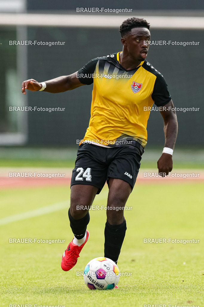 1_SVSKFC_20250726_1147.JPG -  - SV Schermbeck - KFC Uerdingen  - Testspiel | Schermbeck, Deutschland, 26.07.25: Kingsley Helmut Marcinek (KFC Uerdingen) in Aktion, am Ball, Einzelaktion während des Testspiel Spiels zwischen SV Schermbeck - KFC Uerdingen  in der Volksbank Arena am 26. July 2025 in Schermbeck, Deutschland. (Foto von Stefan Brauer/Brauer-Fotoagentur)