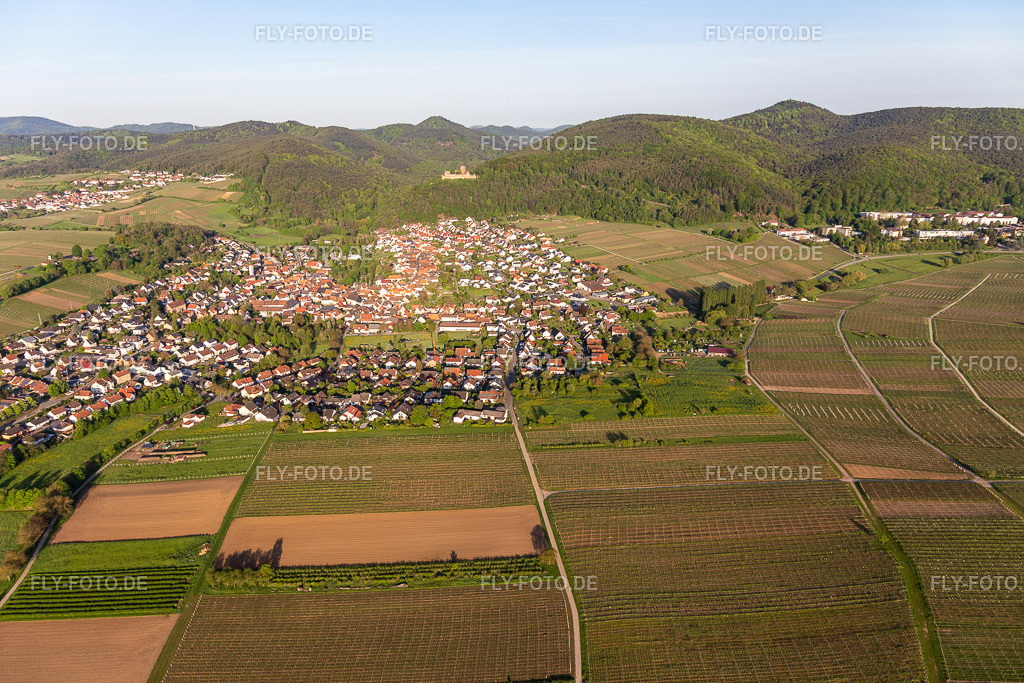 Ortsansicht aus Osten klingenmuenster.de | Luftbild: Ortsansicht aus Osten klingenmuenster.de in Klingenmünster im Bundesland Rheinland-Pfalz in Deutschland. Foto: IMG_131229.jpg vom 07.05.2022 durch ©2025 Werner Riehm fly-foto.de/copyright - Realisiert mit Pictrs.com