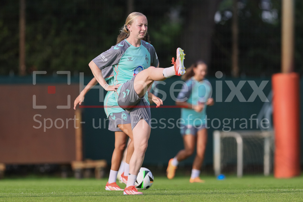Fussball, Google Pixel Frauen-Bundesliga, Training SV Werder Bremen | v.li.: Caroline Siems (SV Werder Bremen, 21)  beim Warmlaufen