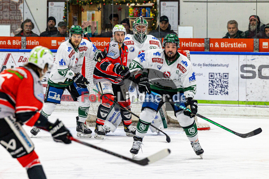 TSV Peißenberg Miners vs TSV Erding Gladiators | Eishockey Bayernliga 2023/2024, TSV Peißenberg Miners vs TSV Erding Gladiators, 20240107,
Schuss von Ryan MURPHY (Miners 15),
2024-01-07 in Peißenberg (Eisstadion)
15 Elias MAIER (Gladiators 15), 87 Dominic KRABBAT (Miners 87), 32 Dimitri PÄTZOLD (Gladiators Goalie 32), 91 Rudolf LORENZ (Gladiators 91)
Copyright: WolfgangxLindner foto-lindner.de