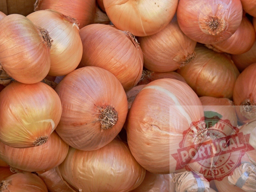 Fresh organic brown onions creating a full frame background | Heap of whole raw onions, ideal for cooking and healthy eating - Realisiert mit Pictrs.com