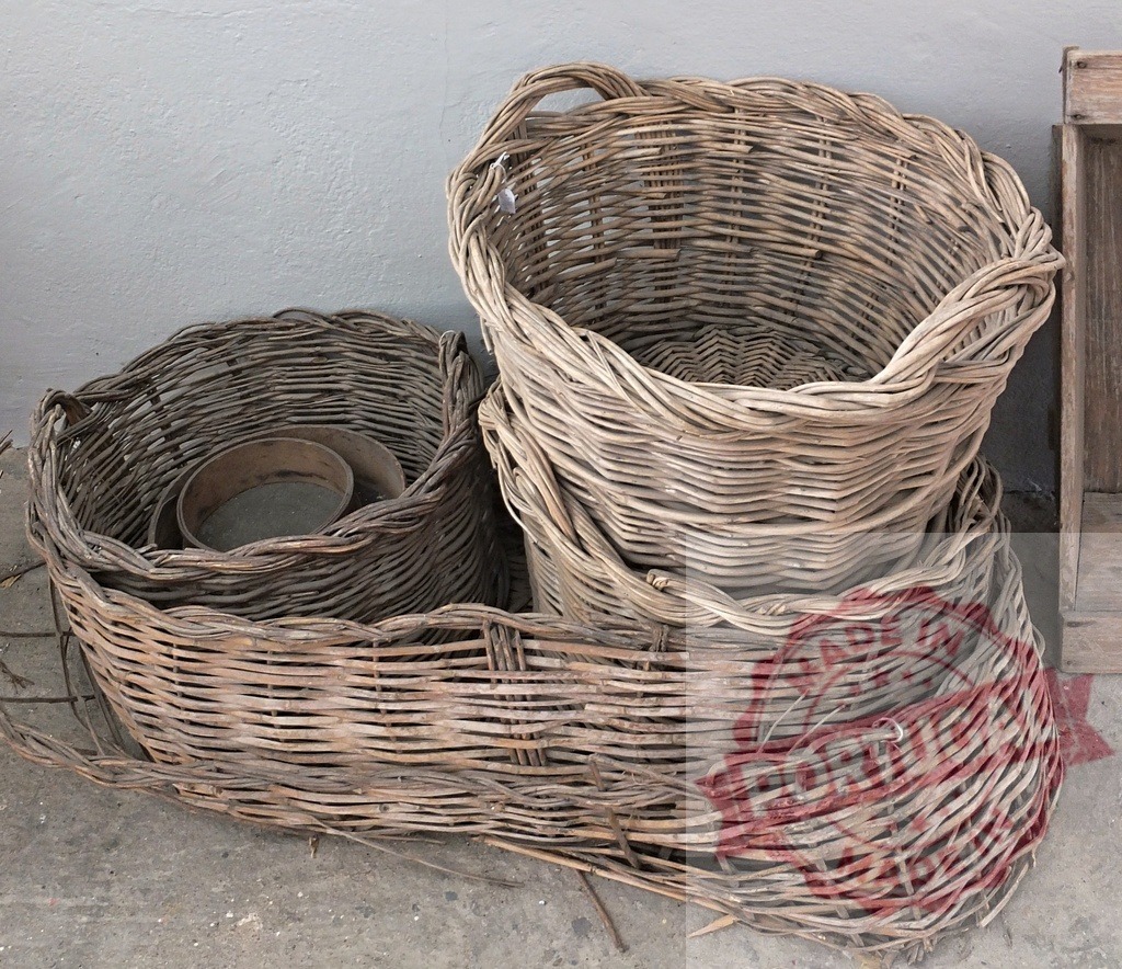 Wicker baskets handmade from natural woven material | Rustic old wicker baskets showing traditional handmade craft and storage - Realisiert mit Pictrs.com