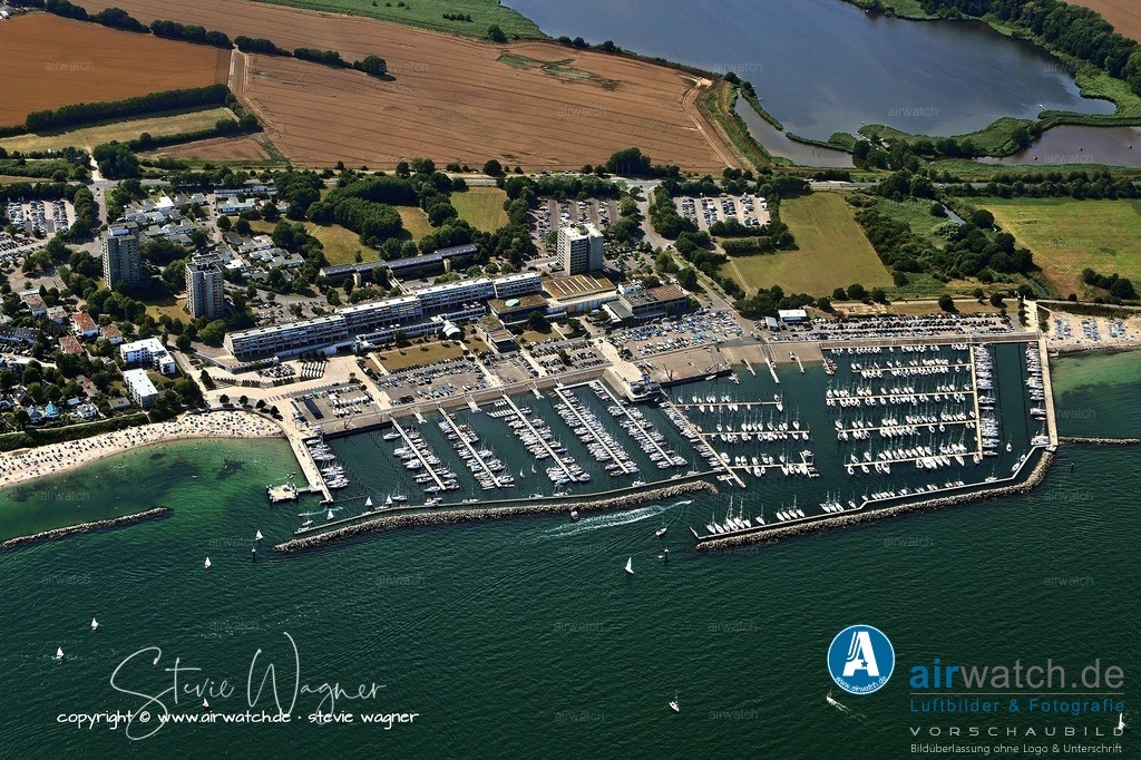 Luftbild Kiel-Schilksee Promenade | Promenade: Eine modern gestaltete, etwa neun Meter breite Promenade verbindet den Strand mit dem Hafengelände und bietet zahlreiche Restaurants, Cafés und Einkaufsmöglichkeiten.
