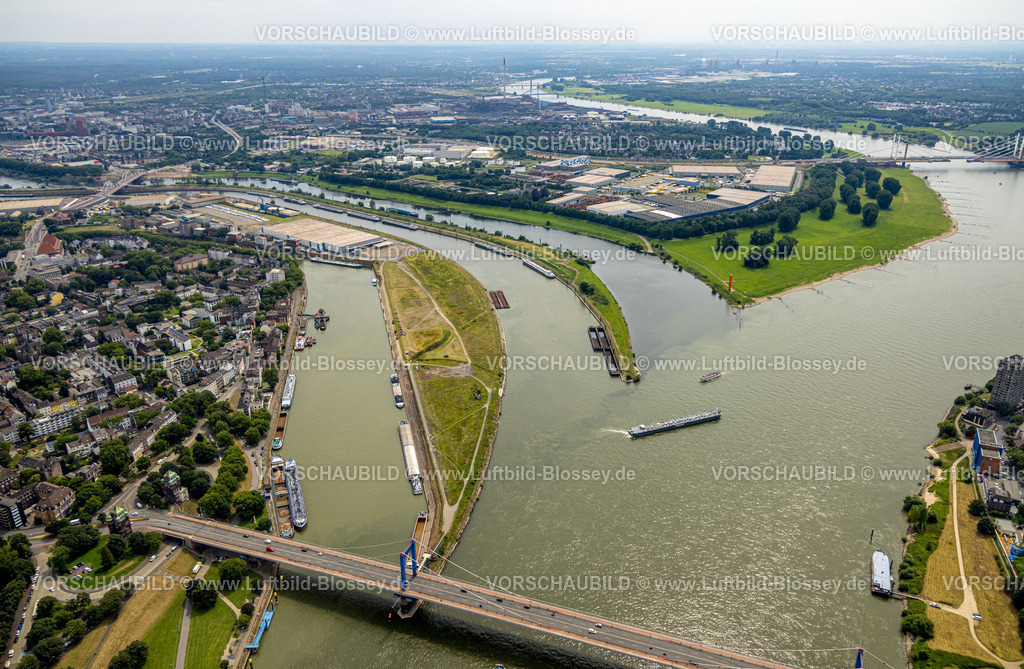 Duisburg240710976Duisport | Luftbild, duisport Hafen Duisburg, Ortsteil Ruhrort, Vinckekanal Speditionsinsel und Mercatorinsel mit DB Schenker Logistik und Binnenschifffahrt, Fluss Ruhrmündung in den Fluss Rhein, Rheinorange Stahl-Skulptur Landmarke des Kölner Bildhauers Lutz Fritsch, hinten Gewerbegebiet Kaßlerfeld Am Blumenkampshof und Fernsicht, Alt-Homberg, Duisburg, Ruhrgebiet, Nordrhein-Westfalen, Deutschland