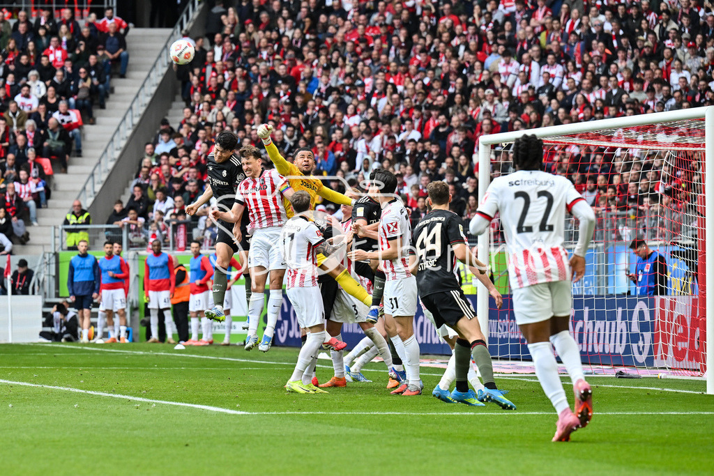 SC Freiburg - FC Bayern München | FREIBURG, GERMANY - 04. APRIL: in dieser Szene klärt Noah ATUBOLU (SC Freiburg 1) einen Eckball der Bayern mit der Faust während dem Bundesligamatch zwischen dem SC Freiburg und dem FC Bayern München am 28. Spieltag im Europa-Park Stadion / DFL REGULATIONS PROHIBIT ANY USE OF PHOTOGRAPHS AS IMAGE SEQUENCES AND/OR QUASI-VIDEO