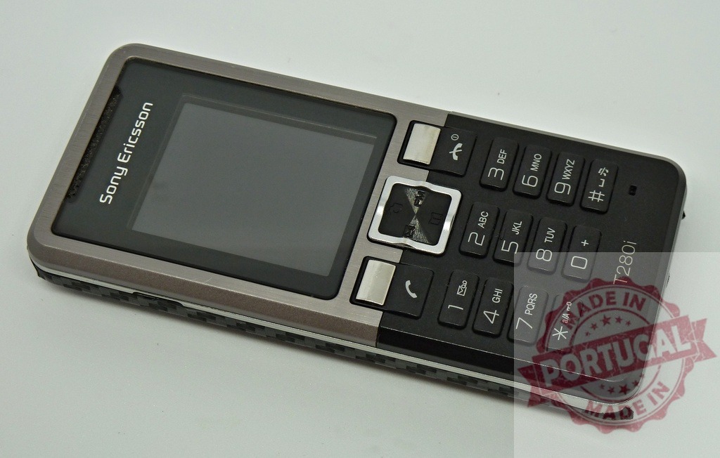 Sony Ericsson T280i mobile phone showing keypad and screen | Classic Sony Ericsson T280i cell phone lying on a white background, showing the keypad and screen - Realized with Pictrs.com