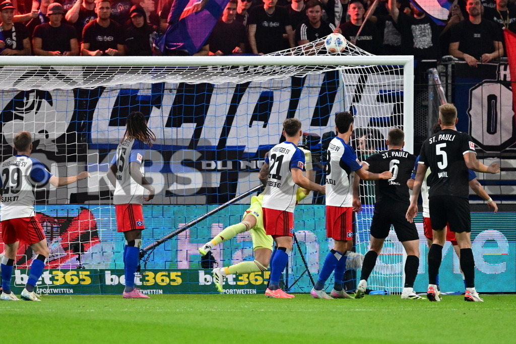 KBS Picture_HSV-FCStPauli_017 | Hier faellt das 1:0 fuer St. Pauli Torschuetze ist Dzwigata Adam (St.Pauli) v.l. Sahiti Emir (HSV) , Torunarigha Jordan (HSV) , Remberg Nicolai (HSV) , Elfadli Daniel (HSV) , Sands James (St.Pauli) , Wahl Hauke (St.Pauli) und Heuer Fernandes Daniel (HSV) ist ohne Chance ,Sportplatz :  Volksparkstadion,Hamburger Derby, - Realisiert mit Pictrs.com