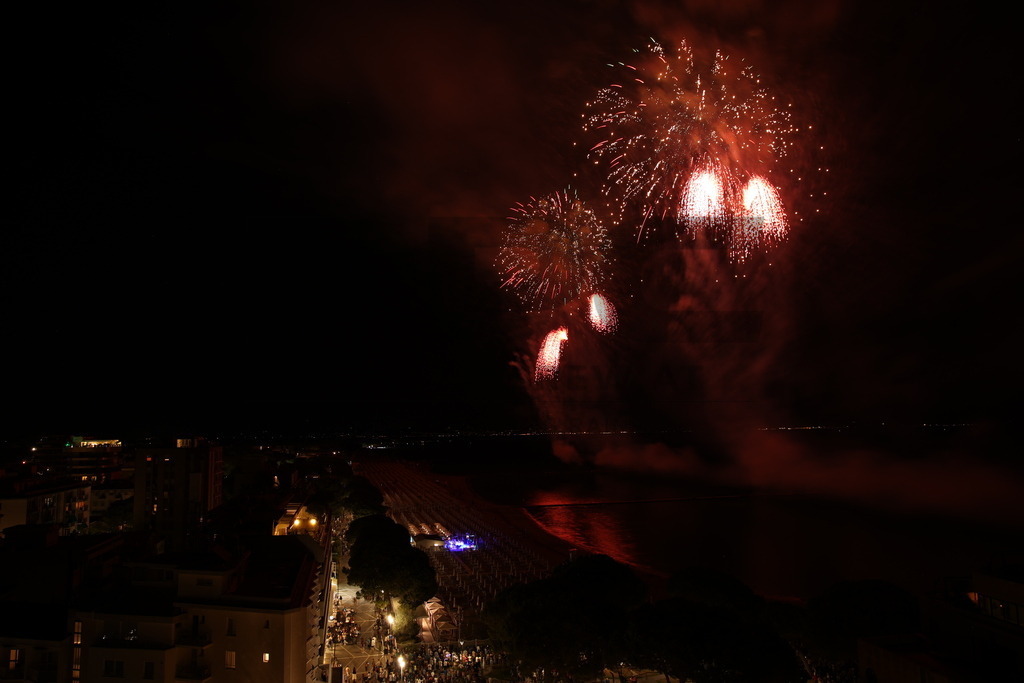 Ferragosto Fireworks in Grado, Italy | GRADO, ITALY, 15.AUG.26 - FIREWORKS - Ferragosto fireworks over the Adriatic Sea in Grado, Italy. Colorful fireworks light up the night sky above the beach, coastline and waterfront during the traditional summer celebration. - Realisiert mit Pictrs.com