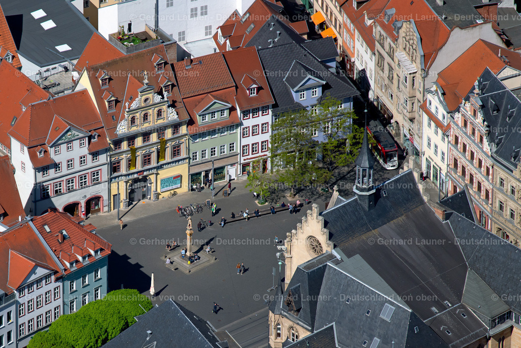 4026645 | ERFURT 07.05.2020 Gebäude des historischen Rathauses der Stadtverwaltung am Fischmarkt in der Altstadt in Erfurt im Bundesland Thüringen, Deutschland. Weiterführende Informationen bei: Landeshauptstadt Erfurt. // Town Hall building of the city administration on Fischmarkt in of Altstadt in Erfurt in the state Thuringia, Germany. Further information at: Landeshauptstadt Erfurt. Foto: Gerhard Launer