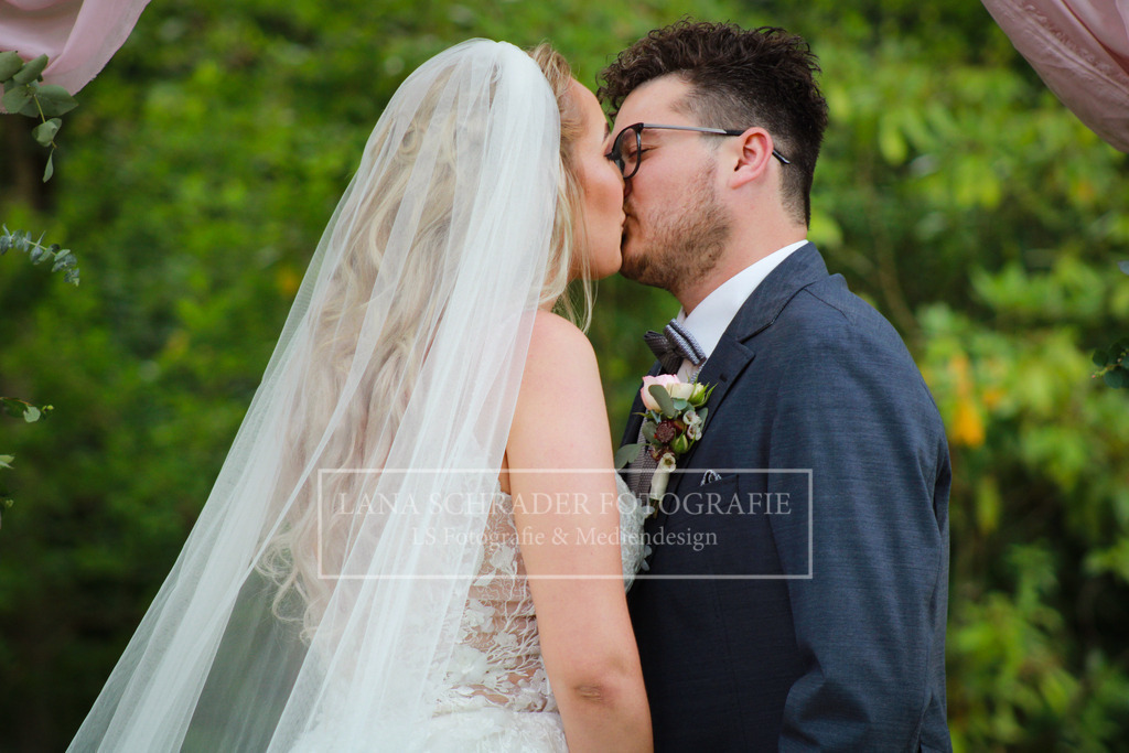 Hochzeit Sven _ Evi 08.07.22 Freie Trauung-06 | lanaschraderfotografie - Realisiert mit Pictrs.com