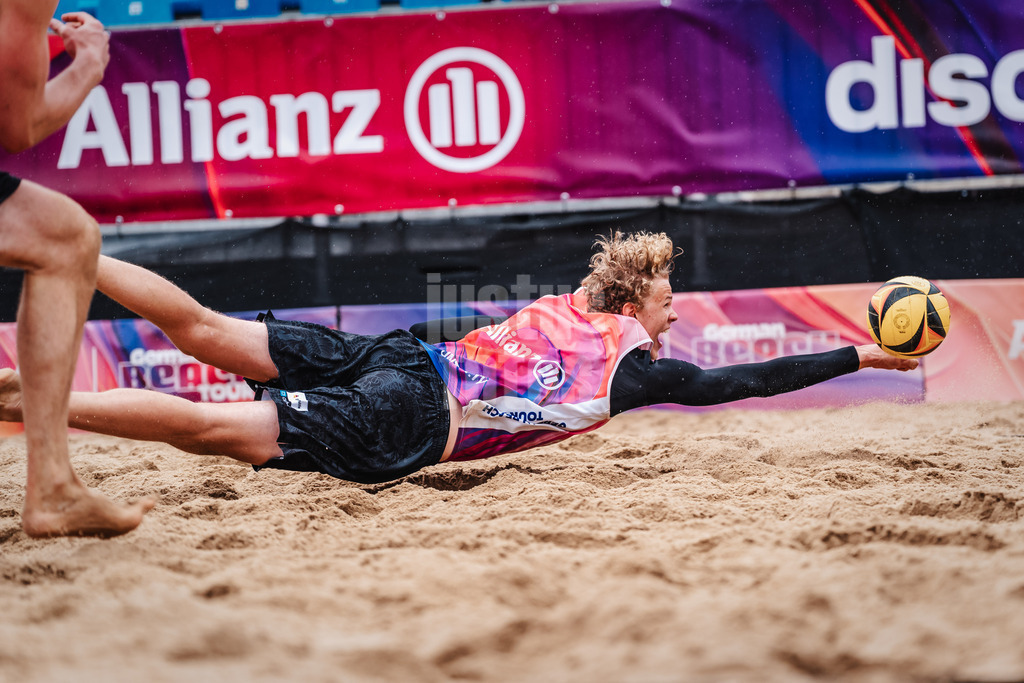 Beachvolleyball | Männer | Allianz German Beach Tour 2025 | Tourstop Hamburg | 29.05.2025 | Tamo Wüst springt zum Ball