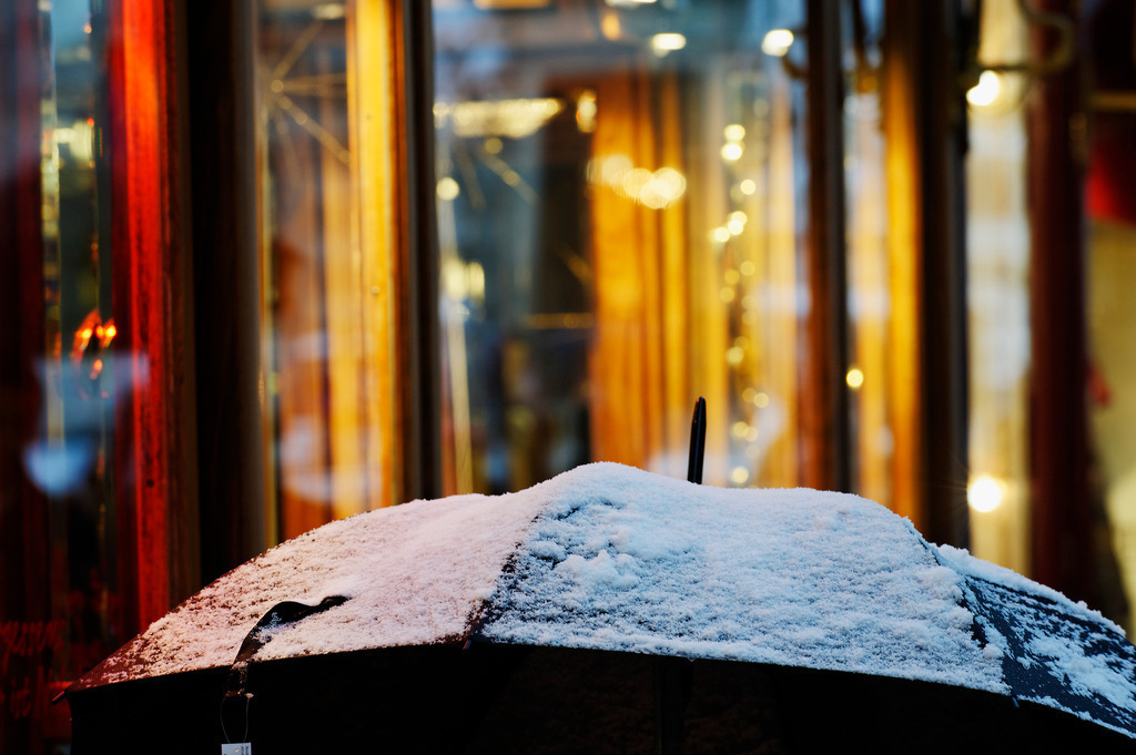 verschneiter Schirm | Wien, Austria - December 03, 2010: verschneiter Schirm. - Realisiert mit Pictrs.com