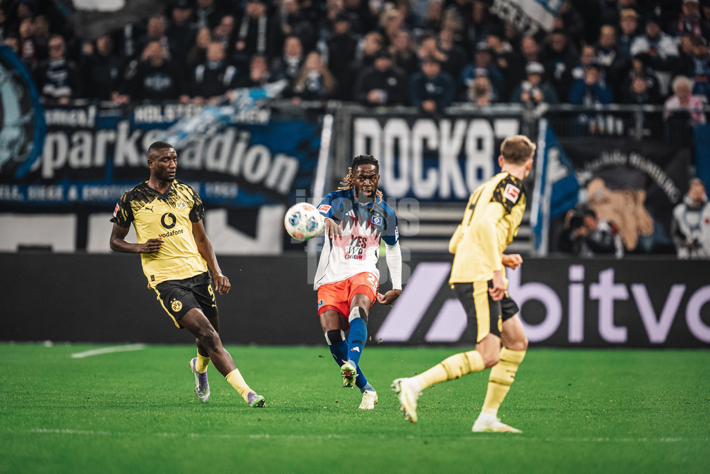 Fußball | Männer | Saison 2025/2026 | 1. Fußball-Bundesliga | 10. Spieltag | Hamburger SV vs. Borussia Dortmund | 08.11.2025 | Jordan Torunarigha (#25, HSV) spielt einen Ball