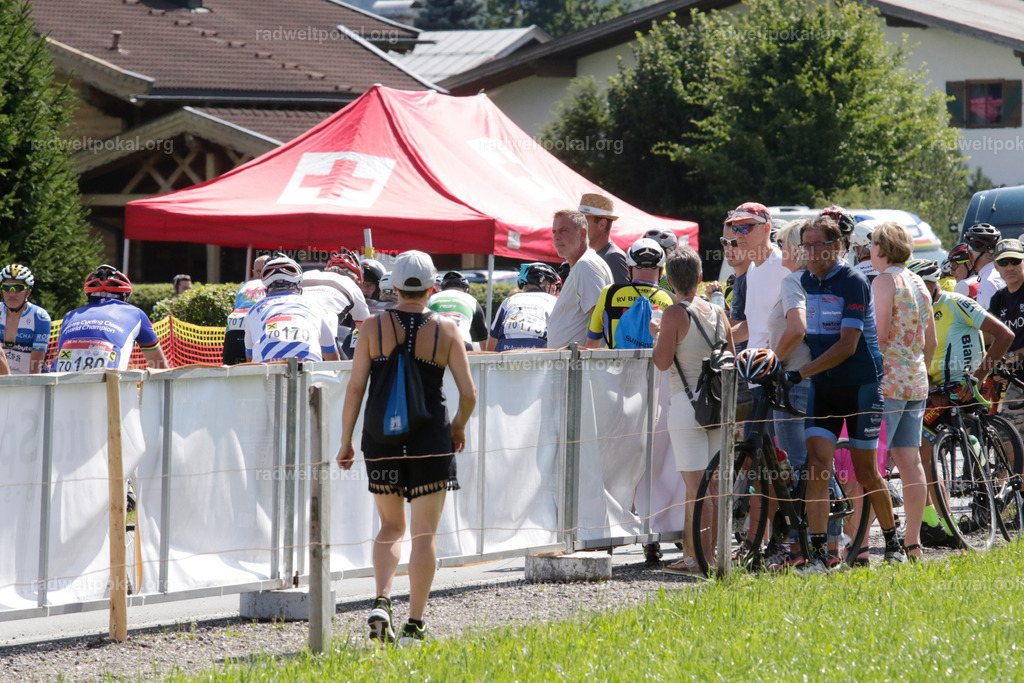948_20230817_Bewerb_Maenner_Muehlanger | AUT - OESTERREICH, 2023-08-16: SPORT RENNRAD-FAHREN - 55. INTERNATIONALER RADWELTPOKAL IN ST. JOHANN IN TIROL  - Vintage-Radrennen mit WM-Bronze-Medaillen-Siegerin Christina Schweinberger, den Teilnehmer und Alexander Baumann (vom Orginastions-Team) - TAG 2 BEWERB MAENNER IN SECHS GRUPPEN  ; Foto: Roland Muehlanger