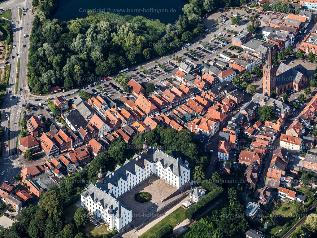PLB_3111_Ploen_Schloss1_80x60 | Luftbild, Kleinstadt Plön mit dem Schloss und der Altstadt. - Realisiert mit Pictrs.com