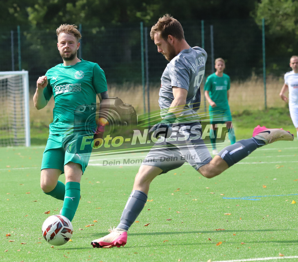 VfL Holsen - TuS GW Pödinghausen | Auf dem Bild zu sehen: weiß VfL Holsen: Leon Quirin ; grün GW Pödinghausen: Jan MenneVfL Holsen, TuS GW Pödinghausen, Saison 25/26, Kreispokal, Holsen, Deutschland - Realisiert mit Pictrs.com