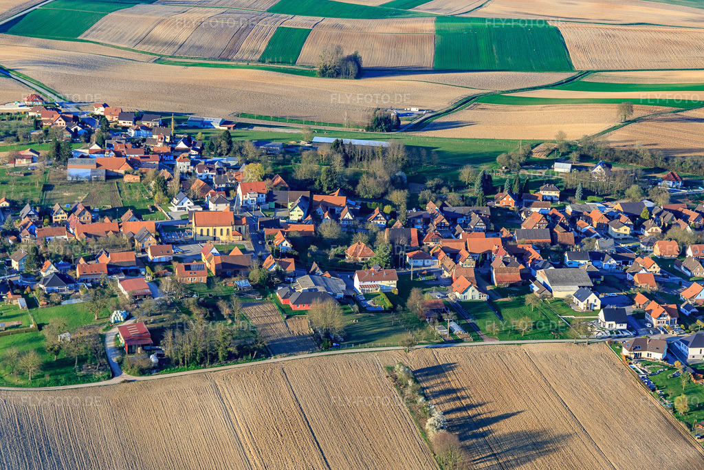 Luftbild: Ortsansicht von Süden in Oberlauterbach im Bundesland Bas-Rhin in Frankreich. – Foto: IMG_097844.jpg vom 27.03.2017 durch Werner Riehm/FLY-FOTO.de – Auflösung des Originals: 5472 x 3648 px