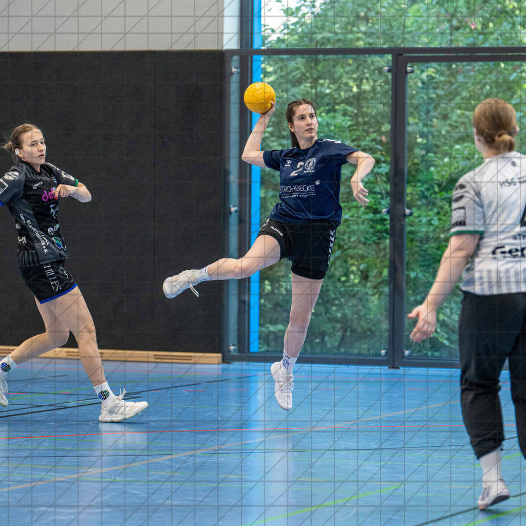 Saisonauftakt-Turnier TSG Burg Gretesch 25/26 | 1. Damen vs. HSG Werther/Borgholzhausen | Cora Heider (TSG Burg Gretesch) //  16.08.25: Saisonauftakt-Turnier TSG Burg Gretesch 25/26 | 1. Damen vs. HSG Werther/Borgholzhausen / Osnabrück / Deutschland  //   CREDIT:www.bullenfotos.de, Martin König, Hörner Weg 40, D-49078 Osnabrück, +4917663732967 // Nutzung und Weitergabe nur zu den vereinbarten Zwecken. Presseanfragen an Ersteller. Alle Rechte beim Ersteller. Honorierung nach MFM. - Realisiert mit Pictrs.com