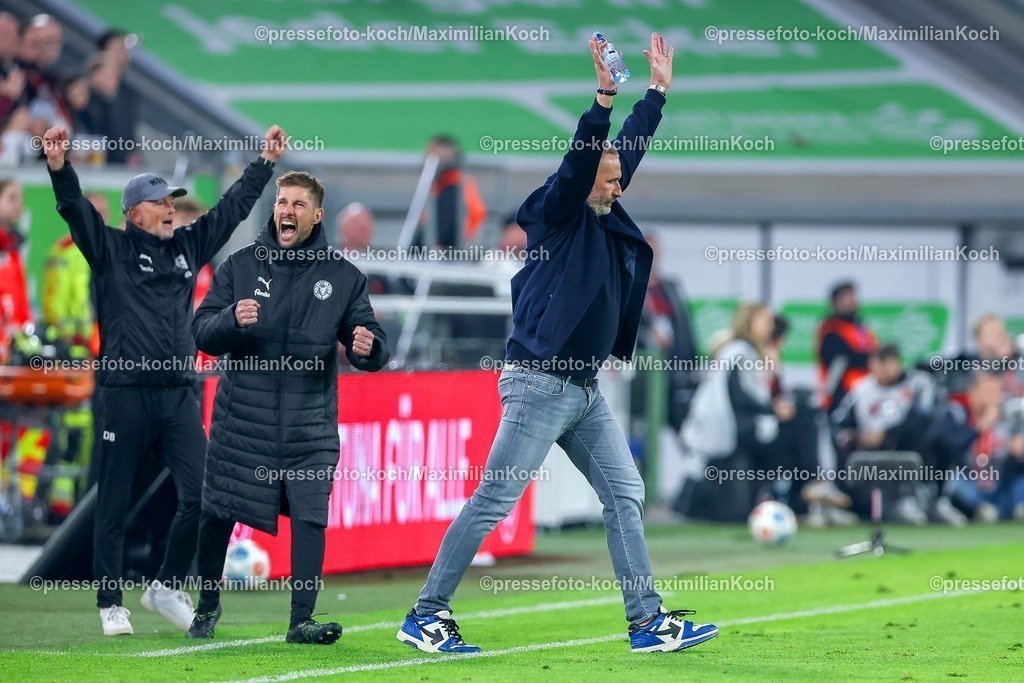 F9510042601127 | 10.04.2026, Fußball, Fortuna Düsseldorf - Holstein Kiel, 2. Fußball Bundesliga, Herren, Merkur Spiel-Arena, 29. Spieltag, Saison 2025 2026: Cheftrainer Tim Walter  (Holstein Kiel #hc) läuft jubelnd nach dem 2:1 Sieg auf das Spielfeld  DFB regulations prohibit any use of photographs as image sequences and or quasi-video.