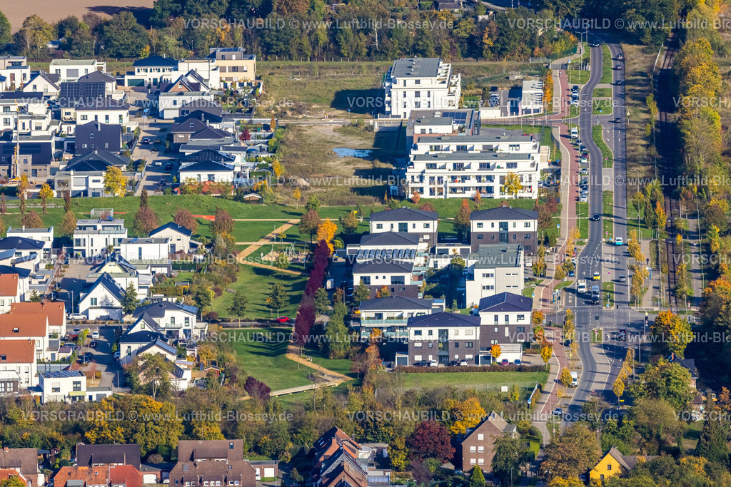Neukirchen-Vluyn221005002 | Luftbild, Wohnquartier Niederberg, Neubaugebiet Dicksche Heide, Straßenzug Niederrheinallee, Neukirchen, Neukirchen-Vluyn, Ruhrgebiet, Niederrhein, Nordrhein-Westfalen, Deutschland