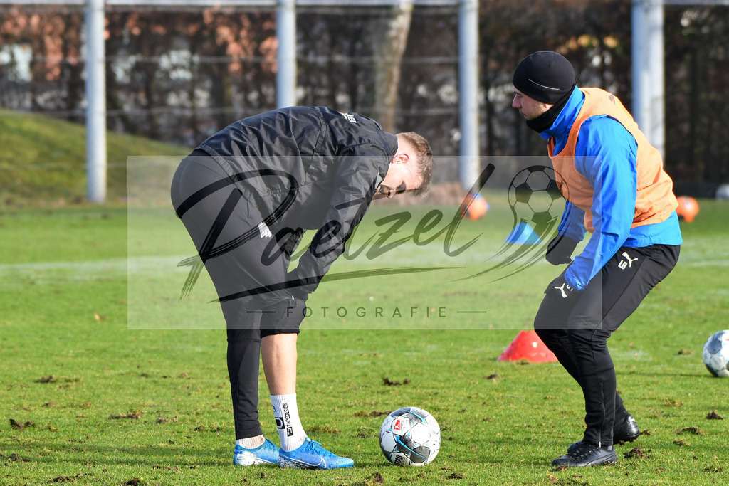 20200126_TRAOSN_0058 | Fußball, Herren: Joost van Aken (VfL Osnabrück) und Physiotherapeut Lennart Bartling (VfL Osnabrück) schauen beim Training des VfL Osnabrück am 26.01.2020 im Sportpark Illoshöhe in Osnabrück, Deutschland.(Foto von Nico Paetzel) - Realisiert mit Pictrs.com