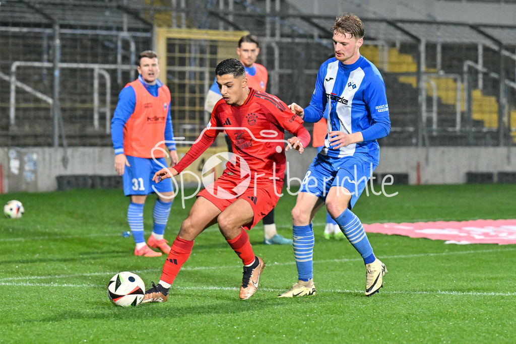FC Bayern Amateure - FV Illertissen | im Duell Davide Dell´ERBA (FC Bayern München II #3) und Luis PFAUMANN (FV Illertissen #18) / Zweikampf