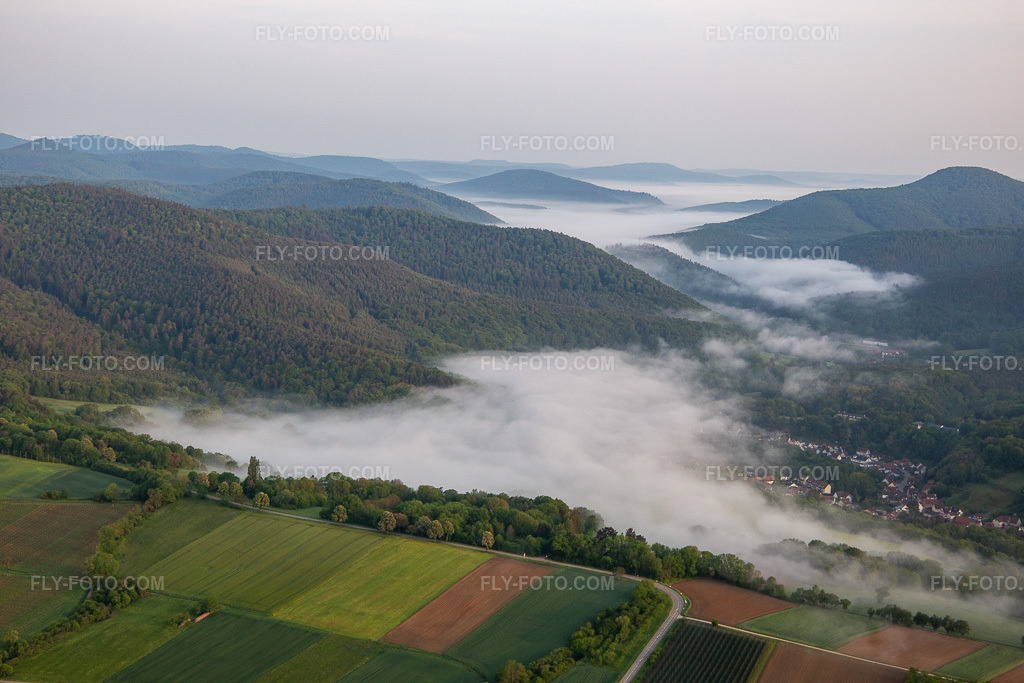 Aerial view: Wieslautertal in the district Weiler in Wissembourg in the state Bas-Rhin, France. – Photo: IMG_113965.jpg taken on 05/23/2019 by Werner Riehm/FLY-FOTO.com – Resolution of the original: 5472 x 3648 px