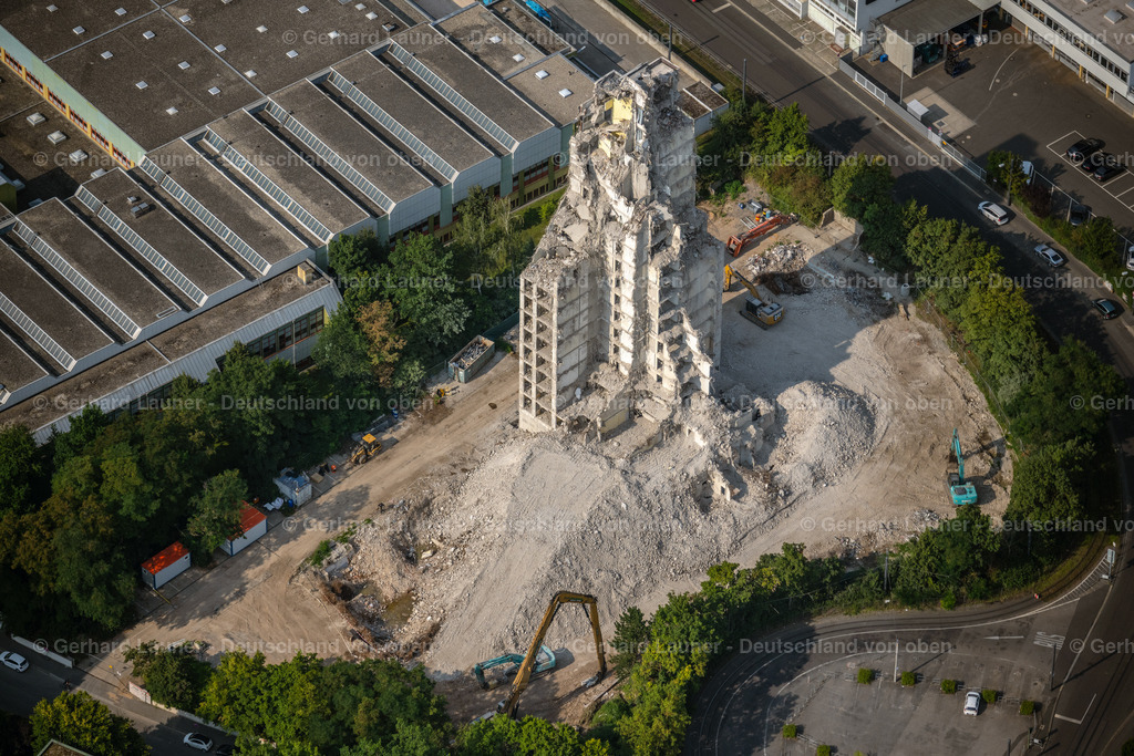 4047586 | WüRZBURG 21.08.2021 Abriß und Rückbau der Ruine des Hochhaus- Gebäudes Bürgerspital in der Sanderau an der Königsberger Straße Ecke Friedrich-Spee-Straße im Ortsteil Sanderau in Würzburg im Bundesland Bayern, Deutschland. Weiterführende Informationen bei: Freier Besitzgesellschaft mbH &amp; Co. KG,  Moß Abbruch-Erdbau-Recycling GmbH &amp; Co. KG. // Demolition and dismantling of the high-rise building on Friedrich-Spee-Strasse in the district Sanderau in Wuerzburg in the state Bavaria, Germany. Further information at: Freier Besitzgesellschaft mbH &amp; Co. KG,  Moss Abbruch-Erdbau-Recycling GmbH &amp; Co. KG. Foto: Gerhard Launer