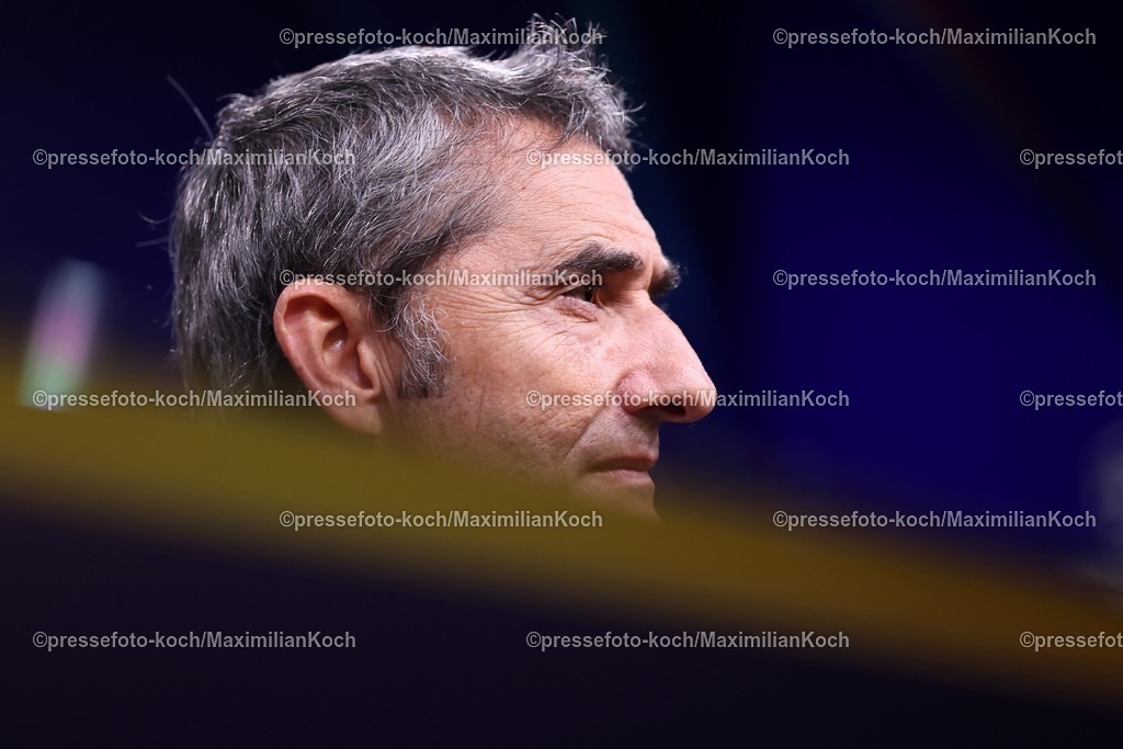 UCL01102501150 | 01.10.2025, Fußball, UEFA Champions League, Borussia Dortmund - Athletic Club Bilbao, BVB Stadion, 2. Spieltag, Saison 2025 2026: Die Trainer bei der Pressekonferenz nach dem Spiel .  Sichtlich enttäuscht nach der Niederlage Cheftrainer Ernesto Valverde (Bilbao #hc) Regulations prohibit any use of photographs as image sequences and or quasi-video.